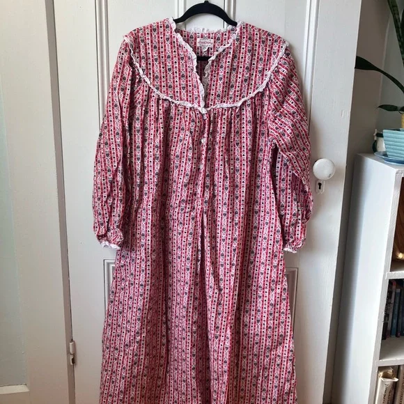 Lanz of Salzburg nightgown - Picture 3 of 6